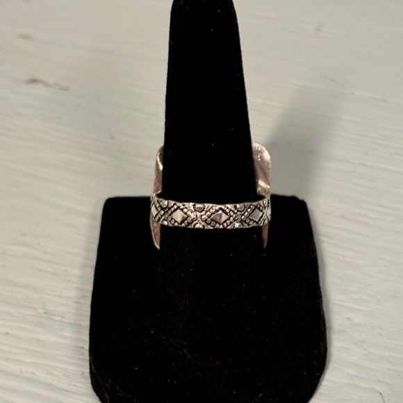 Beautiful Ring 💍 - size 7 - Picture 2 of 4
